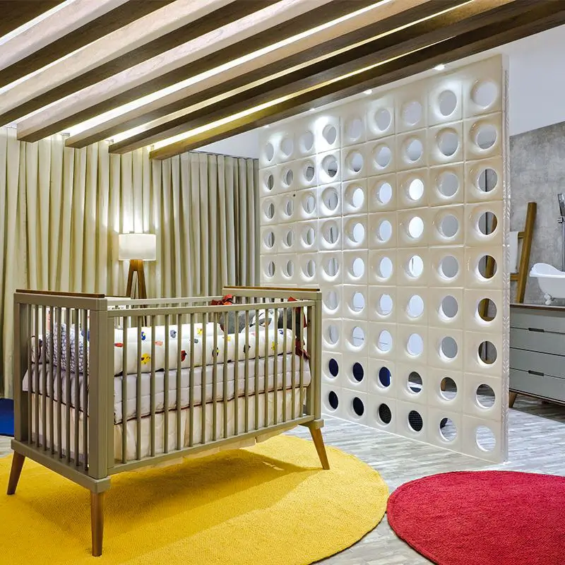 Cobogó Elemento Vazado Esmaltado modelo Lua branco do Reformar Minha Casa. Usado como divisória no quarto do bebê. 