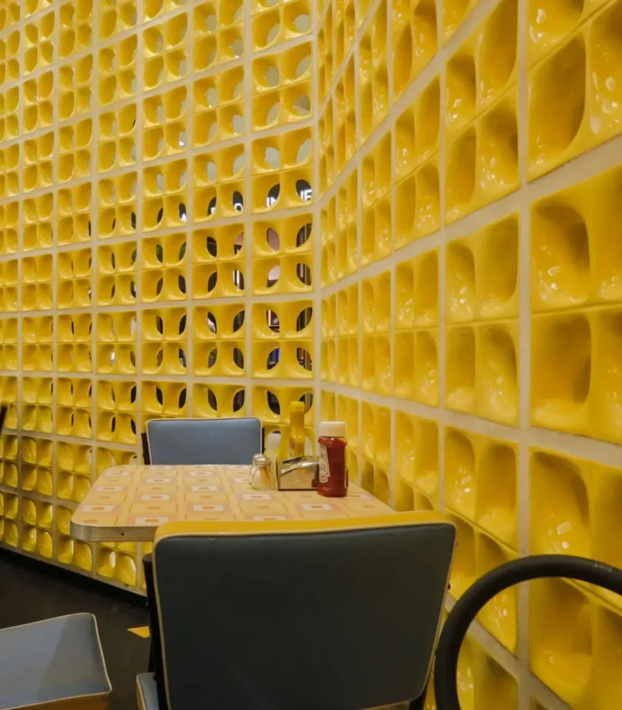 Cobogó Elemento Vazado Esmaltado modelo Folha na cor Amarelo Girassol do Reformar Minha Casa. Instalado em área comercial do ramo alimentício. 