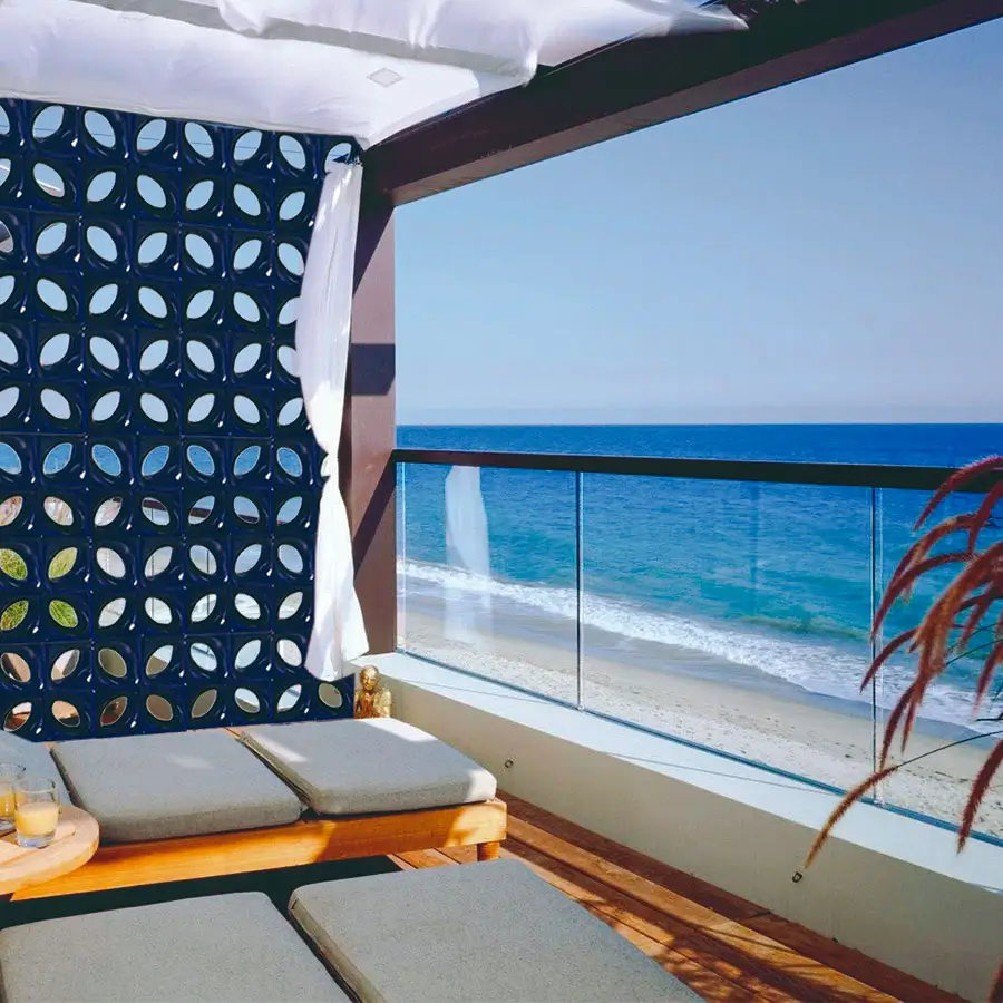 Cobogó Elemento Vazado Esmaltado modelo Folha na cor Azul Cobalto do Reformar Minha Casa. Instalado no lounge beira mar. 